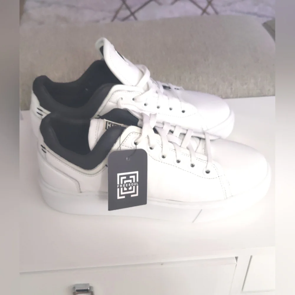Freesoul White and Black Low-Top Athletic Shoes with Leather Upper‎ Size,,7.5